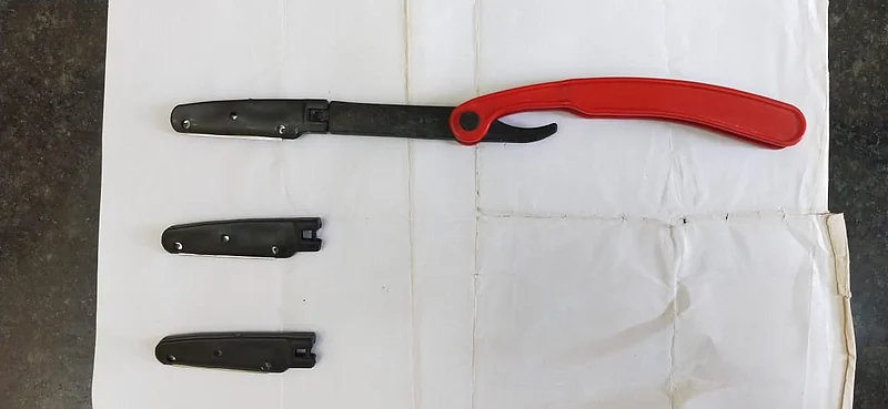 जिद्दीतून जन्मले व्यावसायिक ‘यूज अँड थ्रो रेझर’