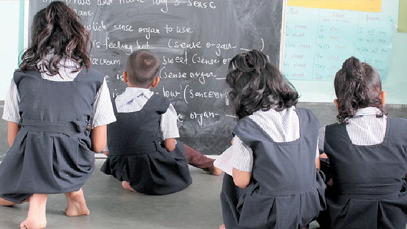 विद्यार्थ्यांच्या गणवेशाचे 4.65 कोटी रुपये पडून !