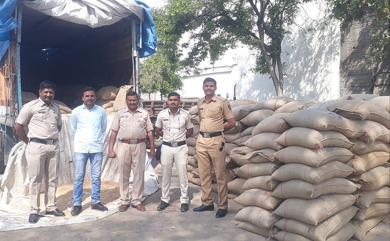 गरीबांच्या तोंडचा घास हिरावून गव्हाची काळ्या बाजारात विक्री