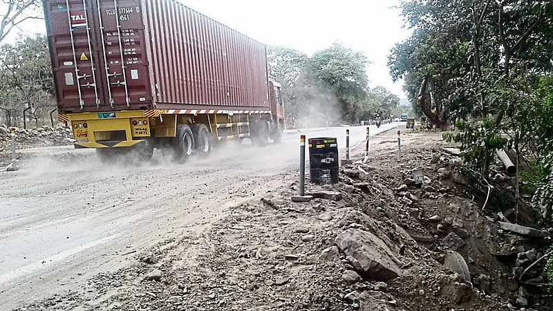 देहू-निगडी पालखी मार्गावर रस्त्याची दुरवस्था