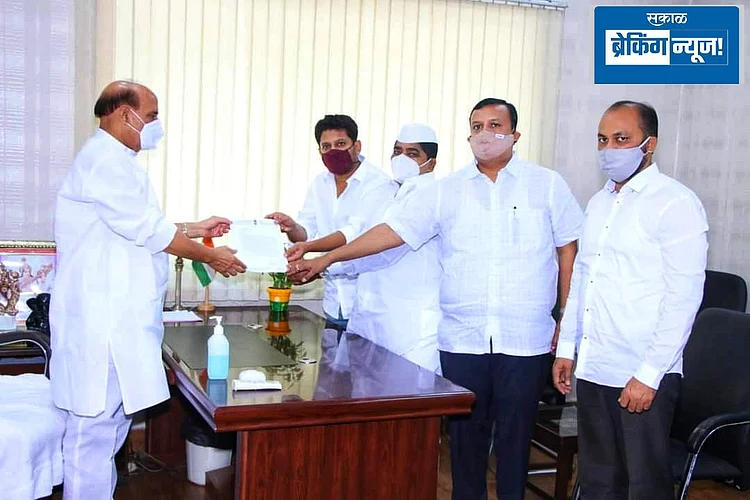 Minister Rajnath Singh was meet by MP Sujay Vikhe