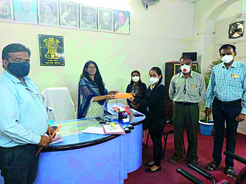 अधिकाऱ्यांनी वंचित कर्मचाऱ्यांची दिवाळी केली आनंदी