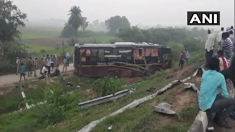 5 killed, 18 injured after bus hits stranded SUV on Lucknow-Agra Expressway