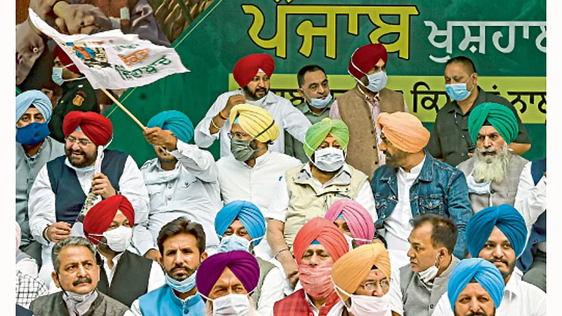 नवी दिल्ली: पंजाबचे मुख्यमंत्री अमरिंदर सिंग यांच्या उपस्थितीत बुधवारी कृषी कायद्याच्या विरोधात आंदोलन केले.