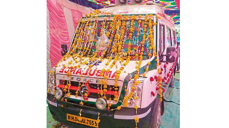 जळगाव - लोकवर्गणीतून घेण्यात आलेली रुग्णवाहिका.