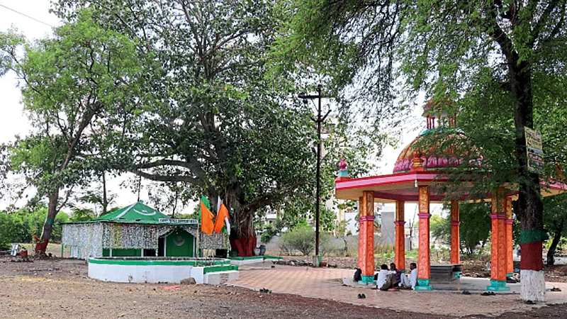 देहू - हिंदू-मुस्लिम एकतेचे प्रतीक अनगडशाहबाबा दर्गा व संत तुकाराम महाराज पालखी अभंग आरती स्थान.