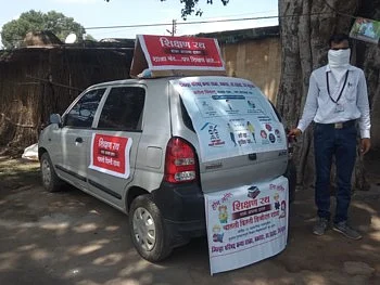 शिक्षक दाम्पत्याने स्वखर्चातून चालती फिरती डिजिटल शाळेची केली निर्मिती