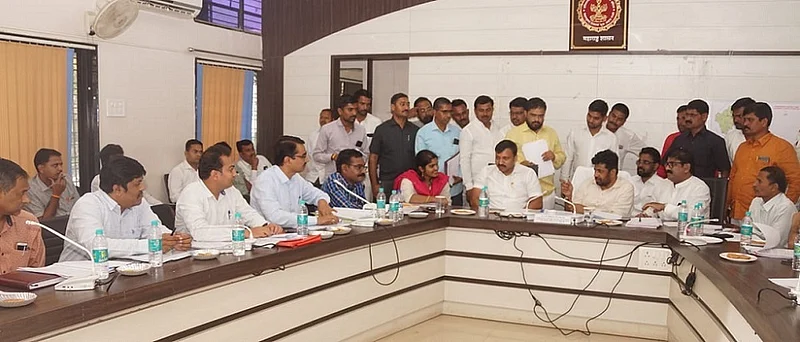 उस्मानाबाद : सोमवारी झालेल्या बैठकीत बोलताना राज्यमंत्री बच्चू कडू.