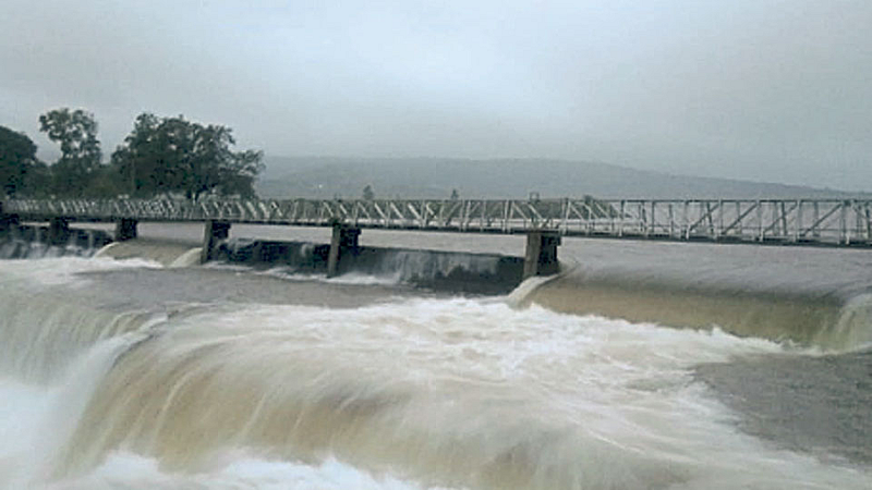 राधानगरी - राधानगरी धरणाचे दोन स्वयंचलित दरवाजे गुरुवारी सायंकाळी उघडले. धरणातील पाण्याच्या विसर्गाने भोगावती नदीला पूर आला आहे.