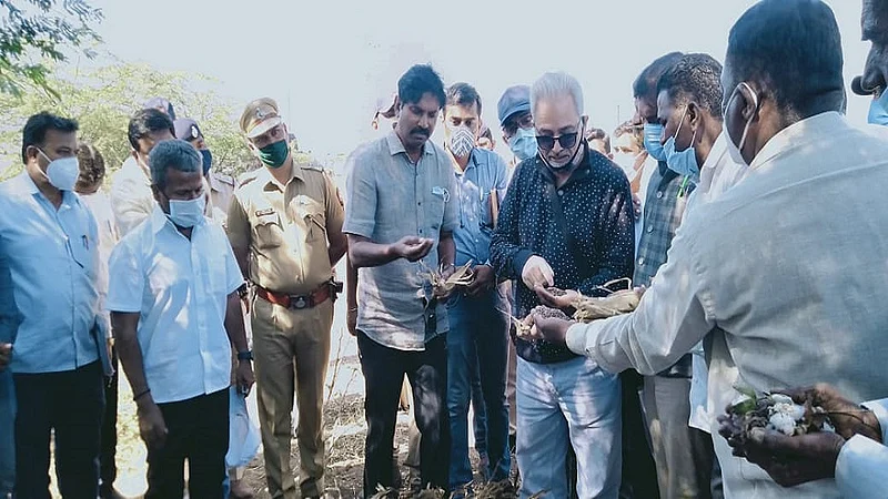 Central Team Visits Heavy Rain Villages In Aurangabad District