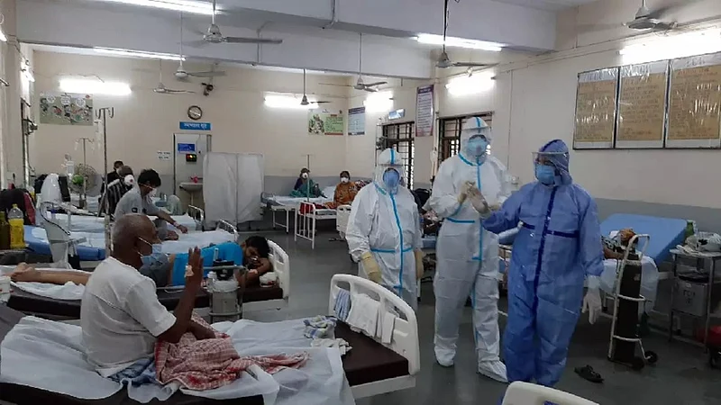 मुंबईत नव्या रुग्णांचा उद्रेक, शहरात कोरोनाचा वाढता आलेख}
