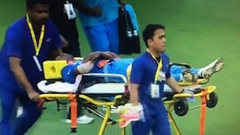 INDvsPAK : हार्दिक पंड्याला स्ट्रेचरवर न्यावे लागले मैदानाबाहेर