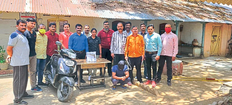 Two Accused arrested with pistols by Crime Branch Police