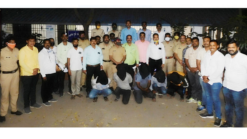 जिल्हा पोलिस अधिक्षक कार्यालय पुणे येथे अटक केलेल्या आरोपींसह पोलिस पथक.