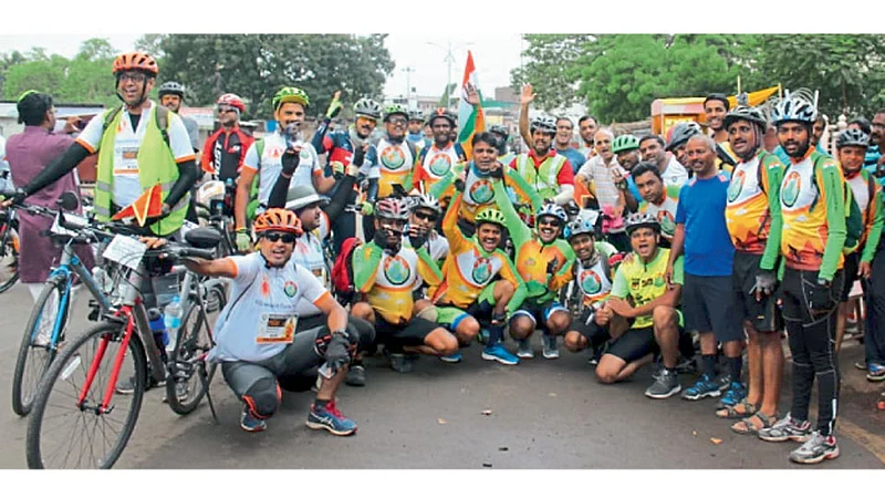 गजानन महाराज भक्त निवास, पंढरपूर - इंडो सायकलिस्ट क्लब (आयसीसी)तर्फे आयोजित ‘पुणे-पंढरपूर-पुणे’ सायकलवारीत सव्वा दोनशे सायकलपटूंचा उत्स्फूर्त प्रतिसाद लाभला.