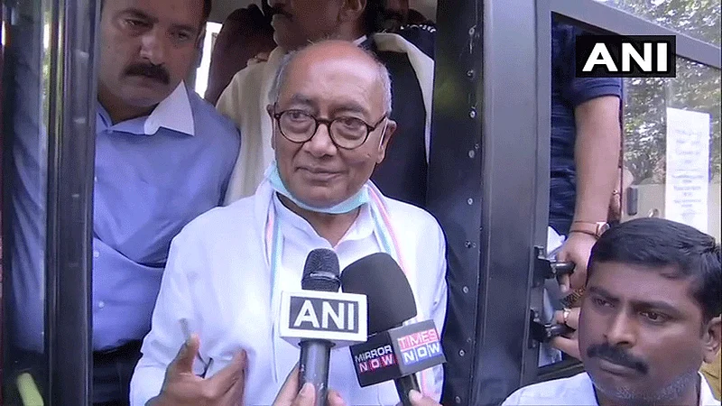 बंडखोर आमदारांना भेटण्यासाठी गेलेल्या दिग्विजय सिंह यांना...