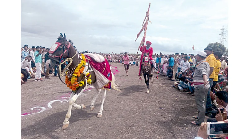 पुरंदवडे (जि. सोलापूर) - संत ज्ञानेश्वर महाराज पालखी सोहळ्यातील पहिले गोल रिंगण बुधवारी झाले.