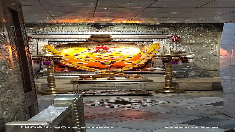 Due to the opening of the temples on the day of Diwali Padva the temple is crowded 2.jpg