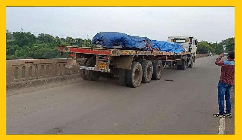 Akola News: Heavy traffic continues from dangerous Raheri bridge