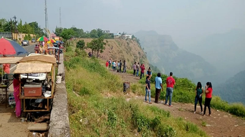 Full weekend crowd of tourists in Lonavala