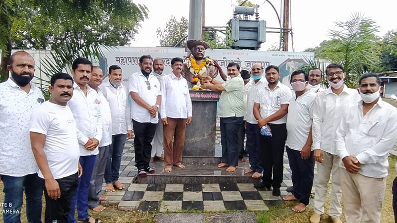 सासवड (ता. पुरंदर) - येथे सरदार गोदाजीराजे जगताप यांच्या पुतळ्यास पुष्पहार अर्पण करीत असताना आ. संजय जगताप व इतर.