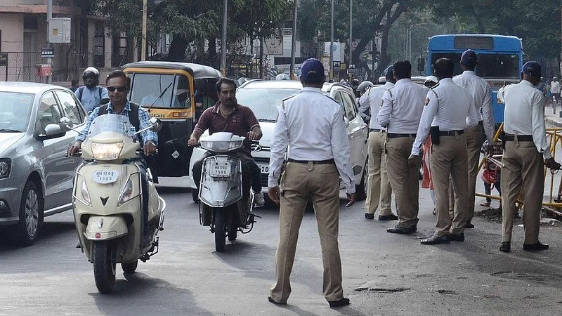 आरटीओतील कर्मचाऱ्यांना हेल्मेट सक्ती, परिवहन आयुक्तांचे आदेश