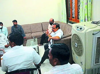 गिरीश महाजनांविषयी सिडी, पॅनड्राईव्ह; म्हणाले ' ये तो ट्रेलर है..पिक्चर अभी बाकी है !