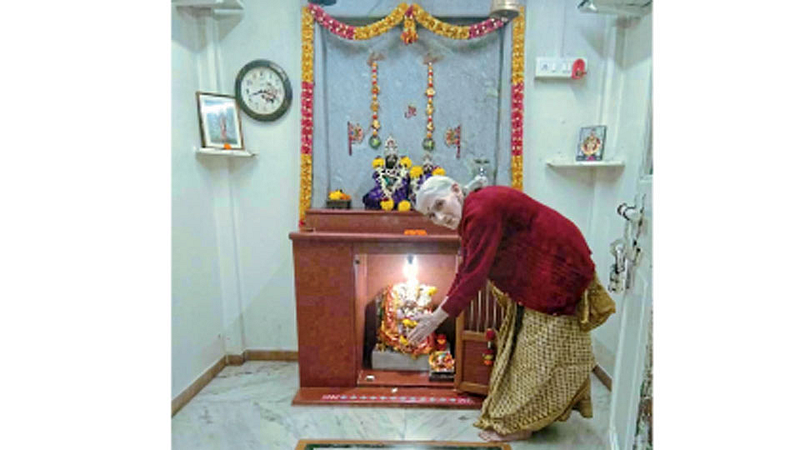 जोशी निवास (प्रभात रस्ता) - गणेश मंदिरात गणपतीला नमन करताना विनया विद्याधर जोशी.