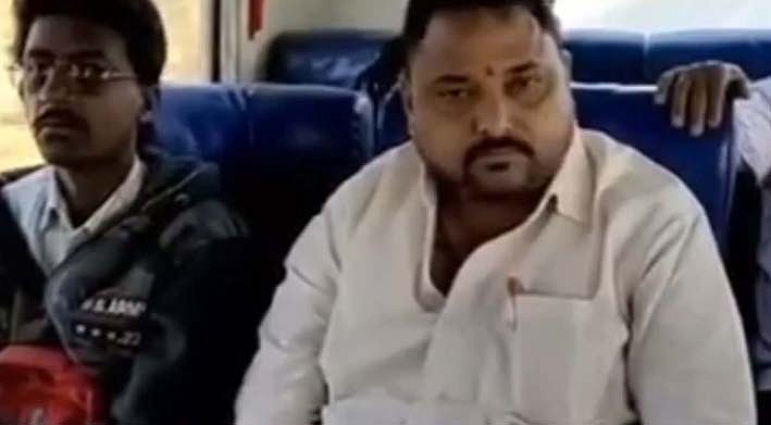 Minister of State Rajendra Patil Yadravkar traveling by ST reached Belgaum and stabbed the Karnataka police