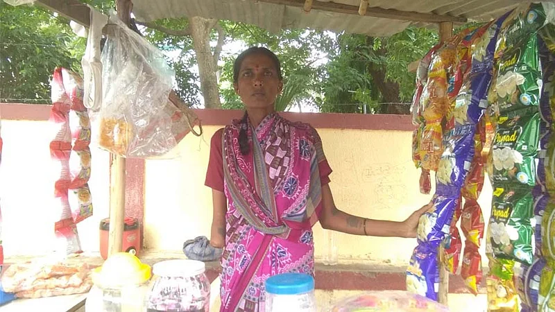 'या' महिलेच्या धैर्याला मानलं, लॉकडाउन शिथिल झाल्यावरही जगण्यासाठी करतेय ही धडपड