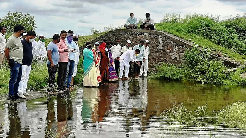 कोळोली (ता. बारामती) - ५० वर्षानंतर प्रथमच तलाव भरल्याने मान्यवरांच्या हस्ते जलपुजन करण्यात आले.