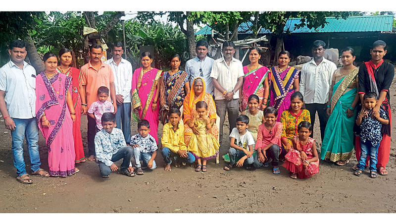 गंगापूर - लगड यांचे सव्वीस सदस्य असलेले एकत्रित कुटुंब. (दुसऱ्या छायाचित्रात) शेतातील केळीचे पीक.
