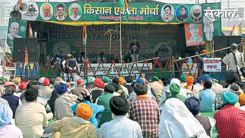 नवी दिल्ली - गाझीपूर सीमेपाशी आंदोलक शेतकरी सभेतील नेत्याचे भाषण ऐकताना. (एएनआय)