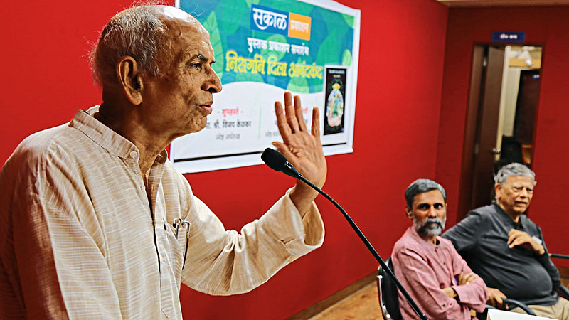 पत्रकार भवन - "निसर्गाने दिला आनंदकंद' या पुस्तकाच्या प्रकाशनप्रसंगी बोलताना डॉ. माधव गाडगीळ. व्यासपीठावर (डावीकडून) श्रीराम पवार आणि डॉ. विजय केळकर.