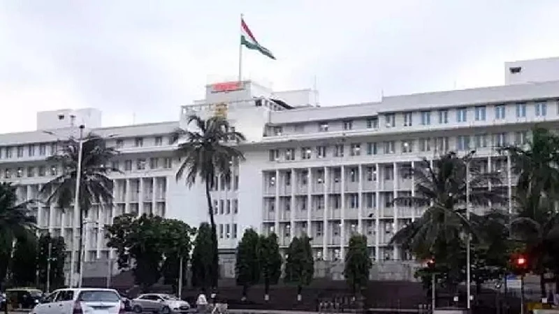 सर्वसामान्यांसाठी असलेल्या योजनेवर IAS अधिकाऱ्यांचाच डल्ला, मुलांना पाठवलं परदेशात
