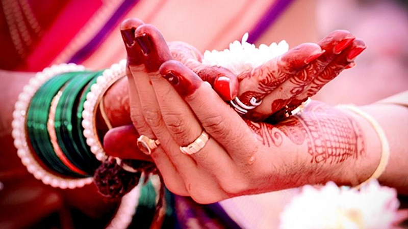 Seeing the grooms hand, the bride refused to marry