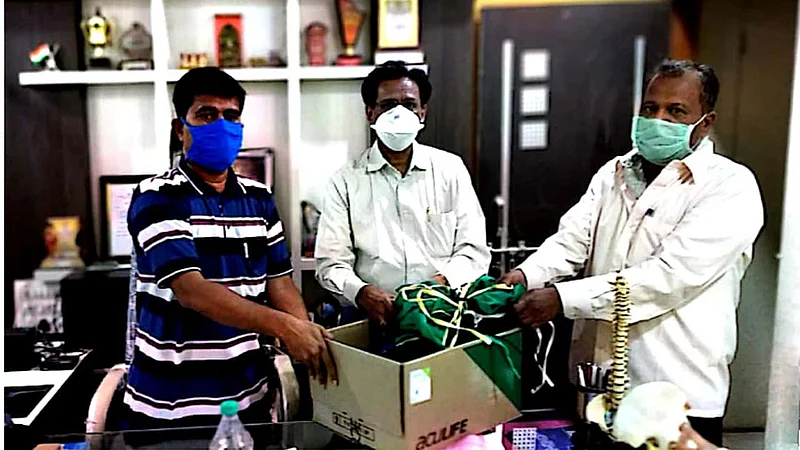 इंदापूर - इंदापूर आयएमए च्या वतीने पत्रकार शहराध्यक्ष सुरेश जकाते याना मास्क वाटप करताना सचिव डॉ. अनिल पुंडे शिर्के. सोबत डॉ. संजय शहा, डॉ. महेश रूपनवर.