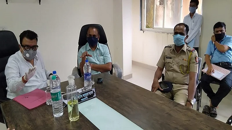 आपत्ती व्यवस्थापन आणि गणेशोत्सवासंदर्भात नागोठणे ग्रामपंचायतीमध्ये बैठक झाली. या वेळी मार्गदर्शन करतांना मान्यवर.