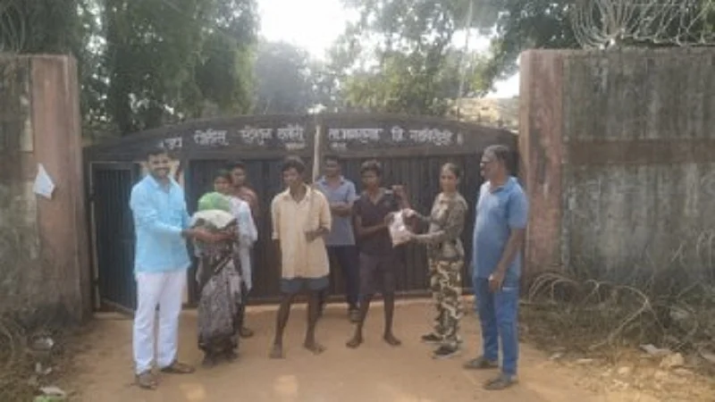 Laheri Police donated blankets and grain to needy people in Gadchiroli