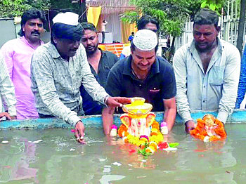 धुळ्यात बाप्पाला भक्तिभावाने निरोप; कृत्रिम तलावांमध्ये मूर्ती विसर्जन