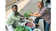 हडपसर : भाजी विकून चरितार्थ चालवणारा नागेश किन्नूर (डावीकडील).