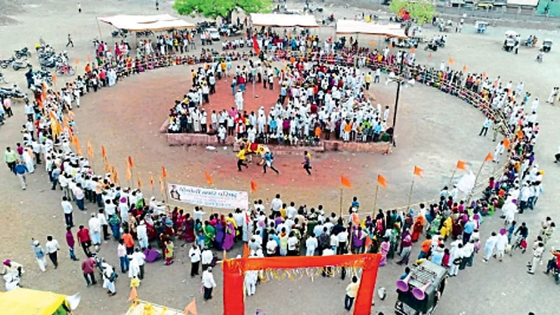 हिंगोली - येथे तालुक्यातील नरसी येथील संत नामदेव महाराज पालखीचे रविवारी पहिले गोल रिंगण झाले.