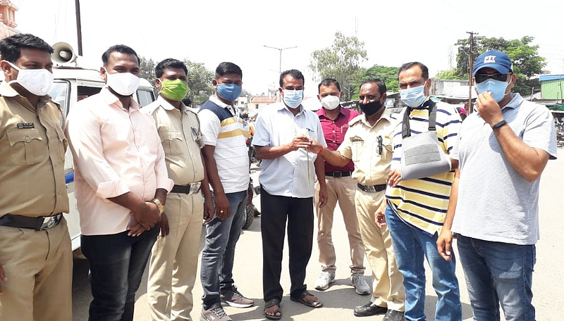 Distribution of masks to the citizens by the police in Nevasa taluka