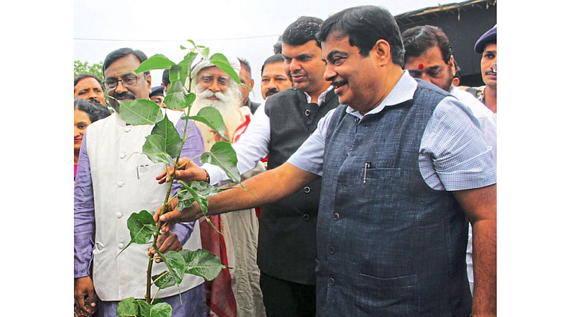 विदर्भात भाजपचे रोपटे वाढविणारे तीन खंदे शिलेदार - केंद्रीय भूपृष्ठ वाहतूक मंत्री नितीन गडकरी, मुख्यमंत्री देवेंद्र फडणवीस आणि वनमंत्री सुधीर मुनगंटीवार एका कार्यक्रमानिमित्ताने एकत्र आले असताना.