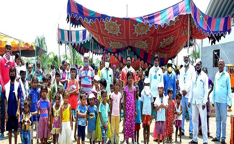 उमरगा : लॉकडाऊनमुळे अडकलेल्या तेलंगणातील मजुरांच्या कुटुंबांना विजय जाधव यांनी परंपरा जपत नवीन कपड्यांचा आहेर केला. (छायाचित्र : सुभाष पांचाळ)