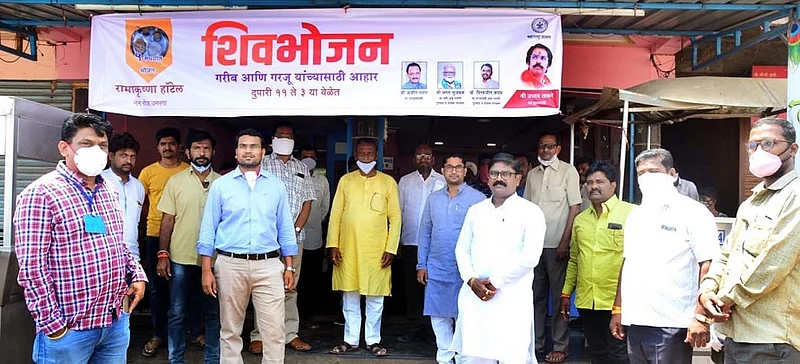 उमरगा : शिवभोजन थाळी उपक्रमाचा प्रारंभ करताना विठ्ठल उदमले, ज्ञानराज चौगुले, संजय पवार, किरण गायकवाड, प्रकाश पाटील, बाबूराव शहापुरे आदी.