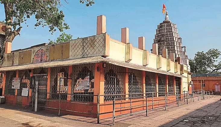 सोनारी (ता. परंडा) : श्री काळभैरवनाथ मंदिरात यात्रोत्सवाच्या दिवशी असलेला शुकशुकाट.