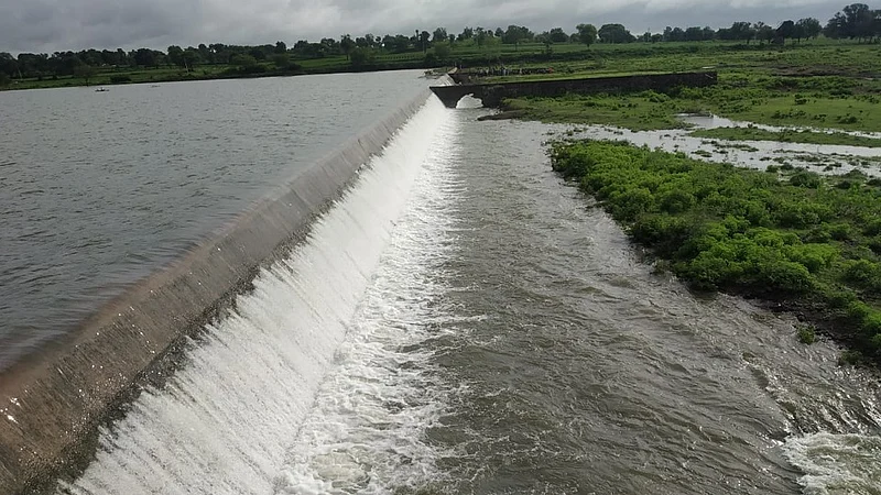 शेलूद (ता. भोकरदन) : येथील धामना प्रकल्प शंभर टक्के भरला आहे. सांडव्यावरून वाहणारे पाणी.