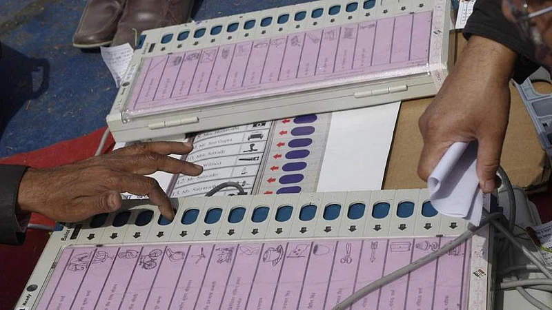 Loksabha 2019 : मतदानाचे चित्रीकरण सोशल मिडियावर व्हायरल करणाऱ्यांवर गुन्हा
