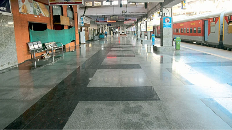 पुणे रेल्वे स्थानक - जनता कर्फ्यूमुळे स्थानक प्रवाशांअभावी पूर्णपणे ओस पडले होते.